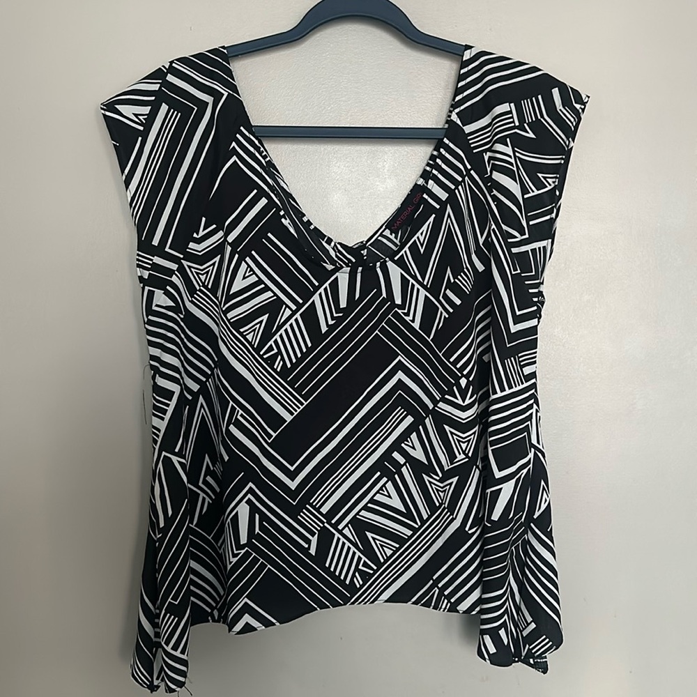 Flowy open back top - geometric pattern